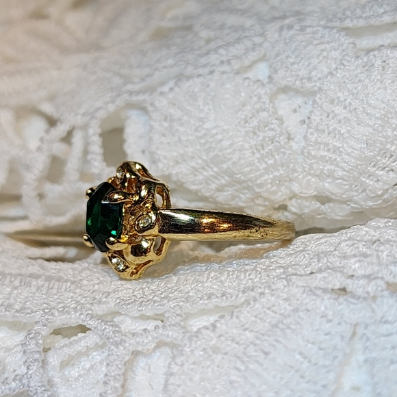 Vintage Elegant Gold Plated and Faux Emerald Green CZ Ring SIZE 7.5 - Picture 6 of 13